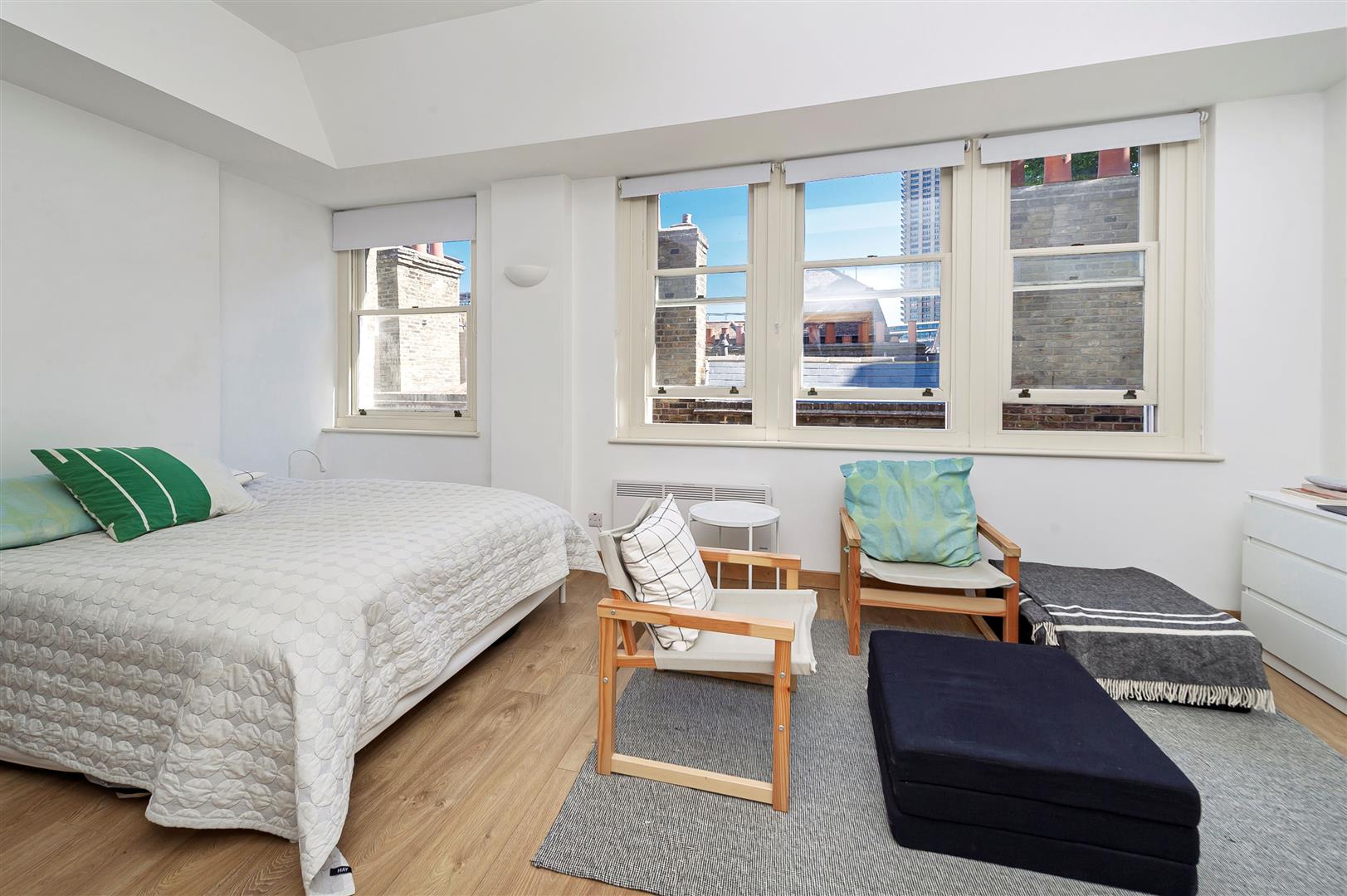 1 bed property in West Smithfield, London